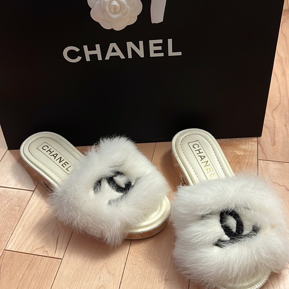 CHANEL Rare White Fur Black Logo Slippers Size 8.5 - Picture 2 of 7